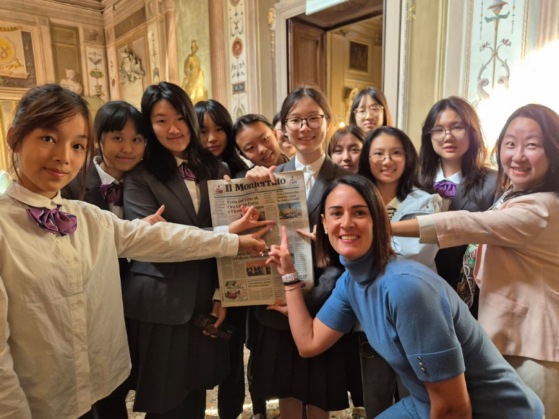 Gli studenti cinesi della Chongqing Nankai School leggono...